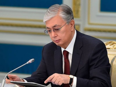 
                    Токаев поздравил чемпионку Паралимпийских игр Акмарал Науатбек
                