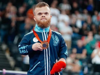 
                    Токаев поздравил двукратного чемпиона Паралимпийских игр Давида Дегтярева
                