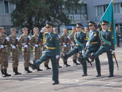 
                    В Алматы курсанты приняли Военную присягу перед отправкой за рубеж
                