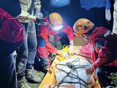 
                    Спасатели эвакуировали девушку, получившую травму в горах
                