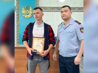 
                    Спас утопающего: полицейские наградили жителя Лисаковска
                