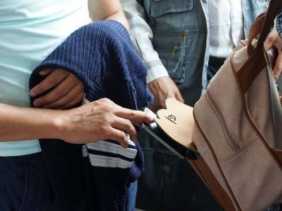 
                    Как орудуют карманники, показали полицейские Алматы
                