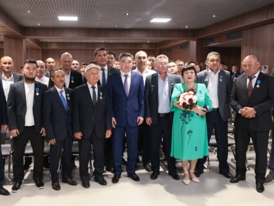 
                    Бектенов вручил от имени Главы государства награды шахтерам области Ұлытау
                