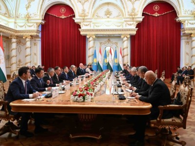 
                    Токаев и Рахмон провели переговоры в расширенном формате
                