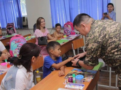 
                    В Алматы для детей военнослужащих провели акцию «Дорога в школу»
                