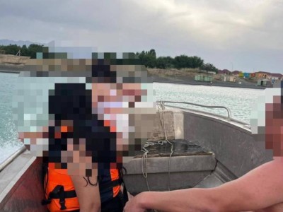 
                    Сотрудники МЧС спасли несколько человек на озере Алаколь
                