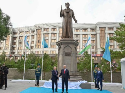 
                    Токаев и Мирзиёев торжественно открыли памятник Алишеру Навои в Астане
                