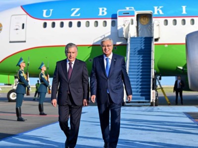 
                    Токаев встретил в столичном аэропорту Шавката Мирзиёева
                