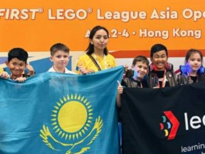 
                    Казахстанские школьники вернулись с наградой чемпионата по робототехнике в Гонконге
                