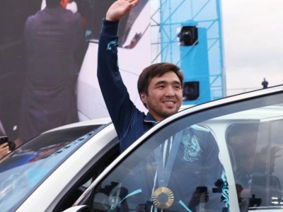 
                    Елдосу Сметову и его личному тренеру вручили ключи от квартир и машин
                