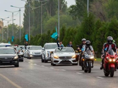 
                    Жамбылцы приветствовали Олимпийского чемпиона Елдоса Сметова
                