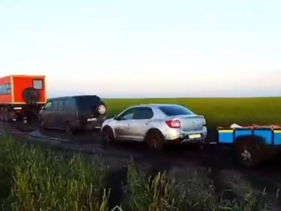 
                    Спасатели вызволили людей из грязи в Костанайской области
                