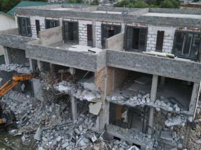 
                    Еще один незаконный таунхаус снесут в Алматы 
                