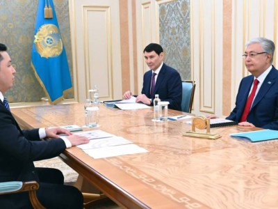 
                    Токаев принял Рената Бектурова
                