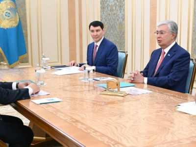 
                    Токаев принял Алмасадама Саткалиева
                