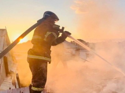 
                    В Алматы горел склад стройматериалов
                