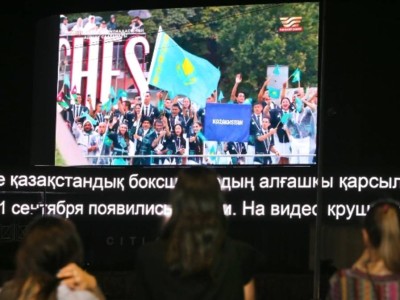 
                    Церемония открытия Олимпиады транслировалась на больших экранах в Алматы 
                