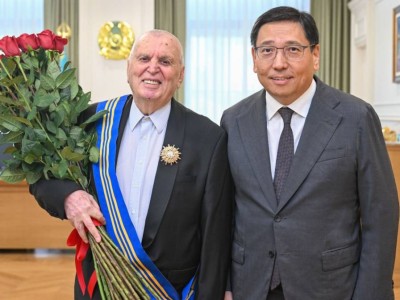 
                    От имени Президента Досаев поздравил и вручил Лаки Кесоглу орден «Барыс» 
                