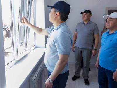 
                    Бектенов лично проверил строительство домов для пострадавших от паводков 
                