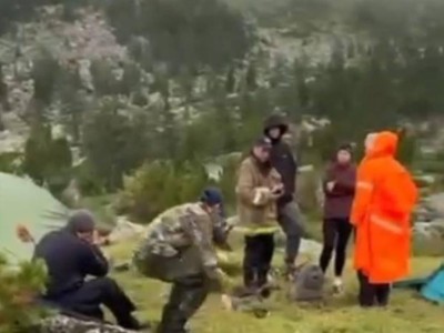 
                    Спасатели МЧС оказали помощь туристке, получившей травму
                