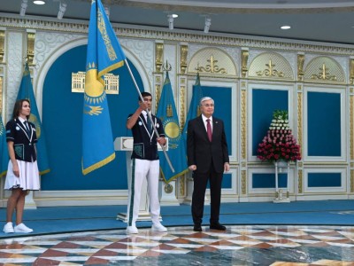 
                    «Вы вернетесь победителями»: Токаев вручил Государственный флаг олимпийцам
                