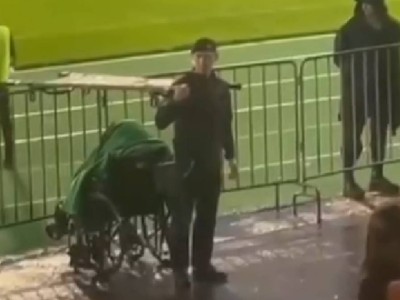 
                    Видео с полицейским, укрывшим зрителя футбольного матча от дождя, завирусилось в сети
                
