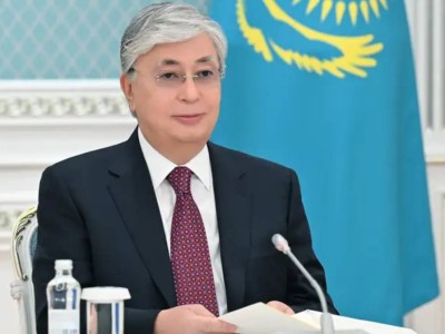 
                    Токаев поздравил казахстанцев с Днем домбры 
                