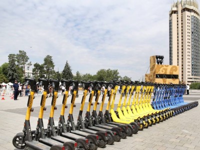 
                    В Алматы обучали безопасному вождению самокатов и мопедов
                