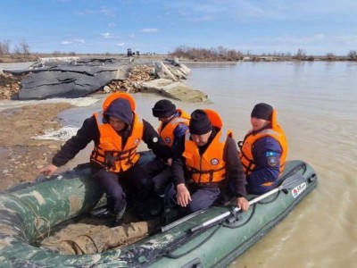 
                    Унесшего течением на лодке мужчину спасли в Актюбинской области
                