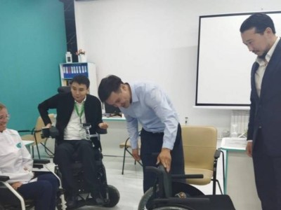 
                    Карагандинской параспортсменке подарили маневренное кресло-коляску
                