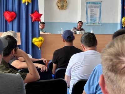 
                    Певец Апош посетил осужденных в ВКО
                