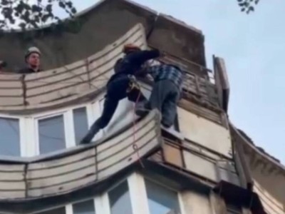 
                    Висевшего на восьмом этаже павлодарца спасли полицейские 
                