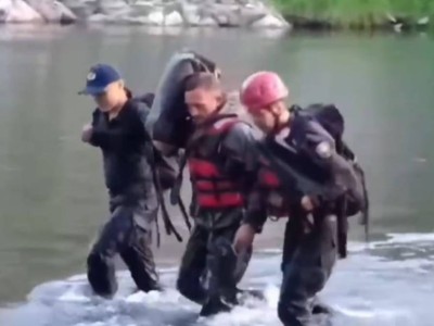 
                    Спасатели спустили со скалы туриста в ВКО 
                