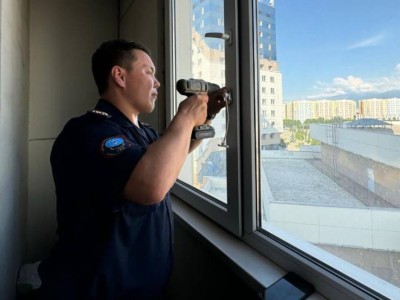 
                    На окна многодетной семьи в Алматы установили блок-ограничители
                