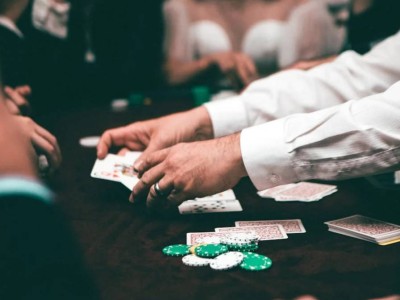 
                    Рабочая группа одобрила запрет азартных игр для чиновников и людей в погонах  
                