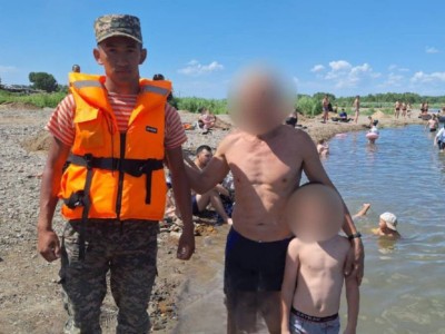
                    Тонущего в Иртыше семилетнего мальчика спасли гвардейцы 
                