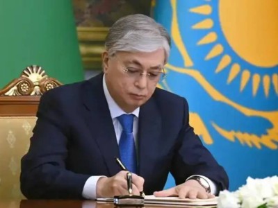 
                    Токаев опубликовал пост ко Дню государственного служащего 
                