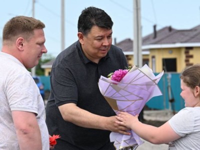 
                    Паводки в СКО: ключи от домов 47 пострадавшим семьям вручил Бозумбаев 
                
