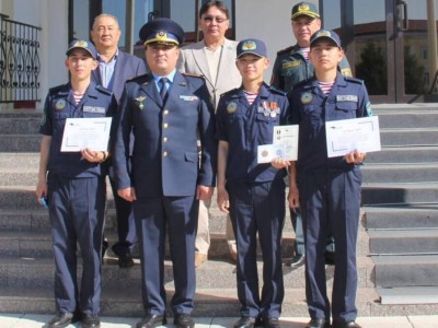 
                    Гвардейцев наградили за спасение подростка в Астане
                