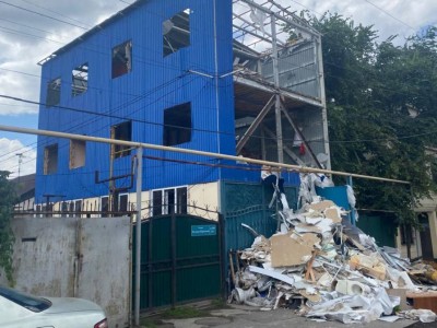 
                    Трехэтажное здание сносят в Алматы по решению суда 
                