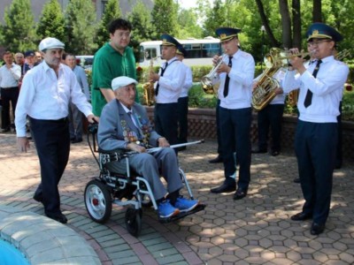 
                    Военнослужащие поздравили ветерана войны Шангерея Жаныбекова с вековым юбилеем
                
