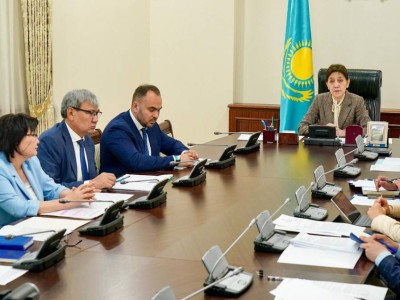 
                    Казахстанцы засыпали вопросами Тамару Дуйсенову
                