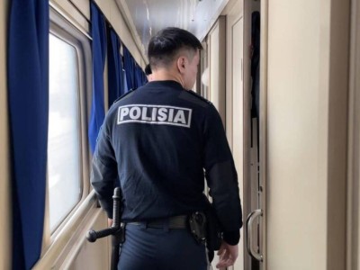 
                    Пил, мешал пассажирам, повредил уборное помещение: пьяного казахстанца сняли с поезда 
                