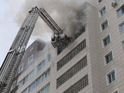 
                    Полицейские помогли вывести жильцов из горящей многоэтажки в Астане
                