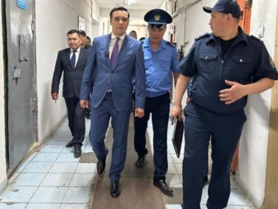 
                    Омбудсмен Артур Ластаев встретился с особо опасными преступниками
                
