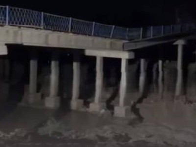 
                    В Шымкенте просел мост через реку Бадам: движение перекрыто
                