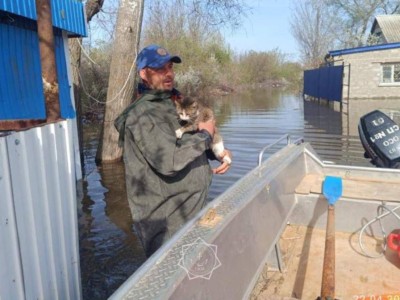 
                    На западе Казахстана продолжают откачивать воду из затопленных домов 
                