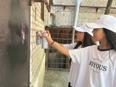 
                    Около 5 тысяч граффити закрасила за день активная молодежь Алматинской области
                