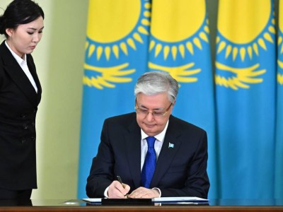 
                    Токаев назначил новых послов в Беларуси и Иордании
                