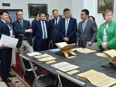 
                    Министр ознакомился с фондом редких книг и рукописей библиотеки Аль-Фараби
                